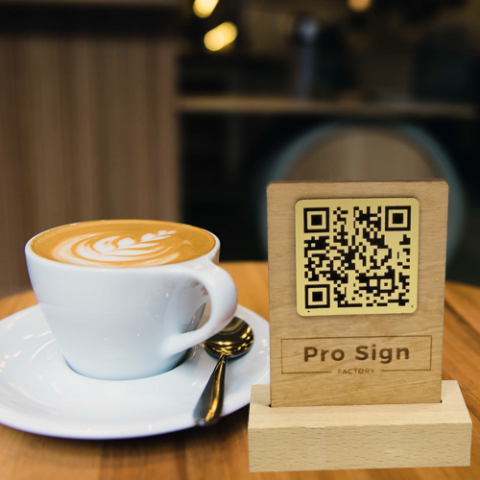 Meniuri cod QR - Cod QR gravat pe placuta metalizata + suport din lemn