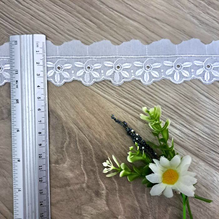 dantela panza alba cu broderie [2]
