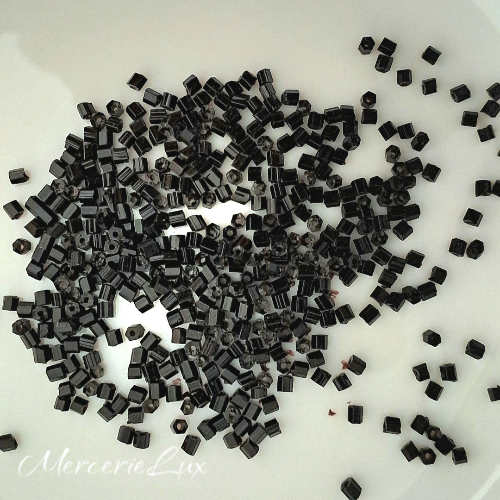 margele tubular mic negru din sticla [2]