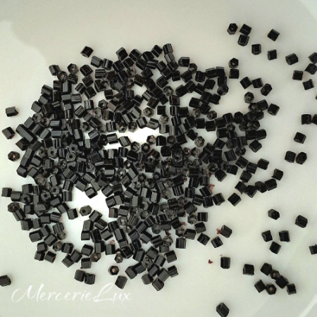 margele tubular mic negru din sticla [1]