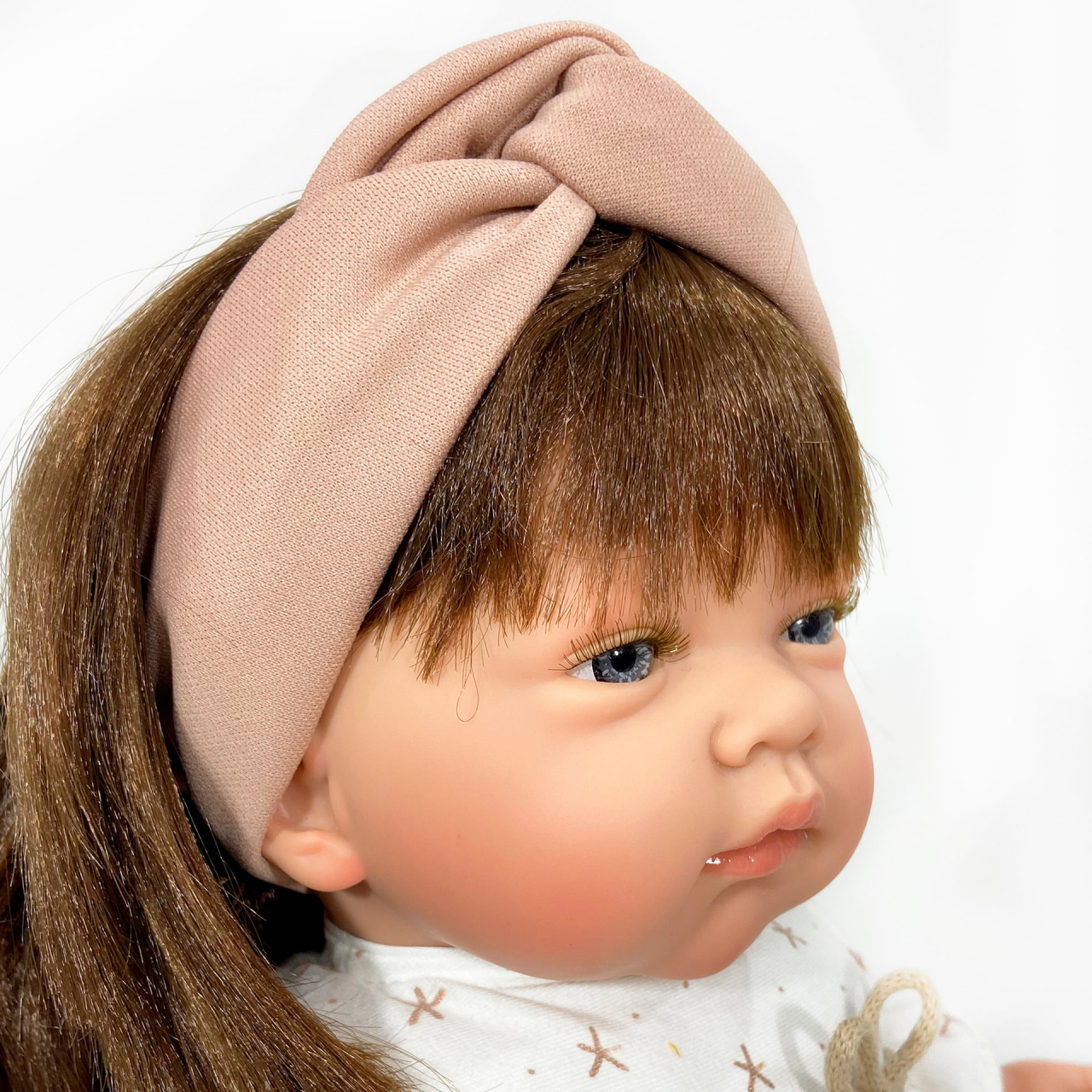 Papusa Nines D'Onil, Celia, cu parul saten, cu rochie alba, cu miros de vanilie, 45 cm [2]