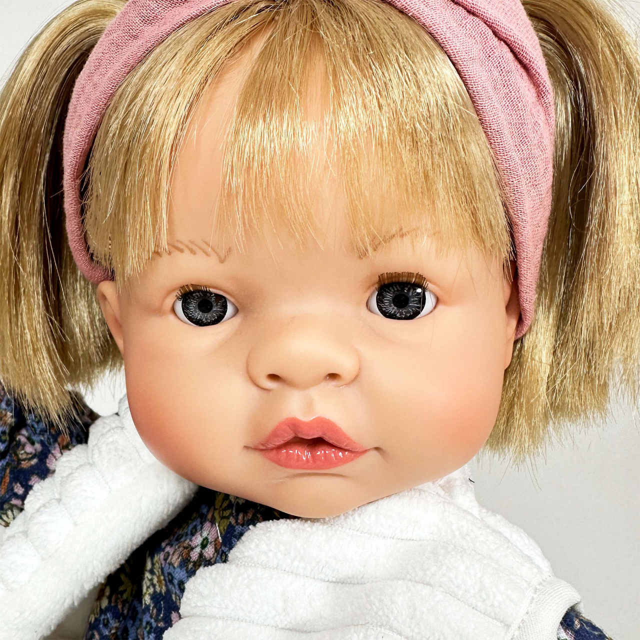 Papusa Nines D'Onil, Joy, cu parul blond, cu vesta alba, cu miros de vanilie, 37 cm [2]