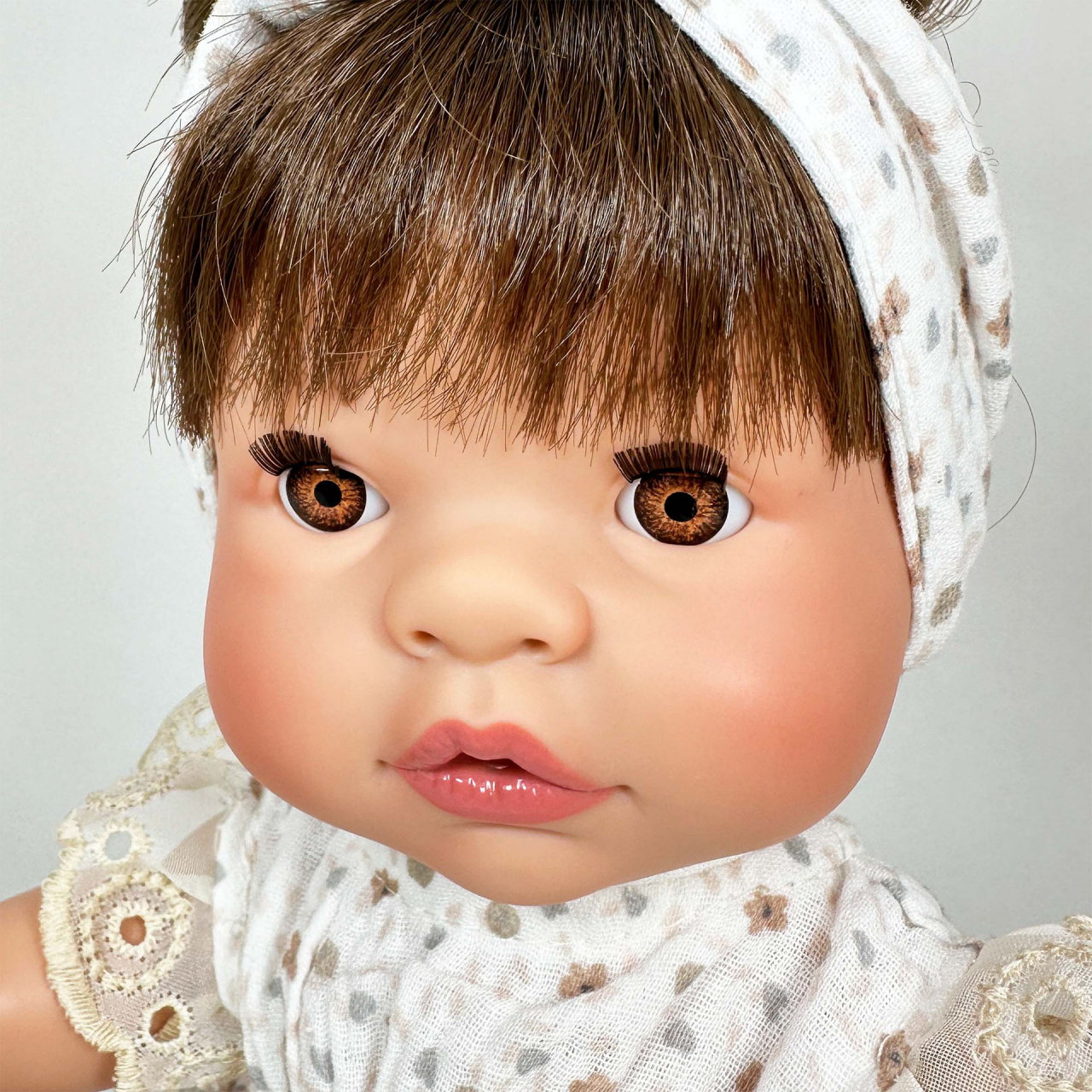 Papusa Nines D'Onil, Joy, cu parul saten, cu bentita alba, cu miros de vanilie, 37 cm [2]