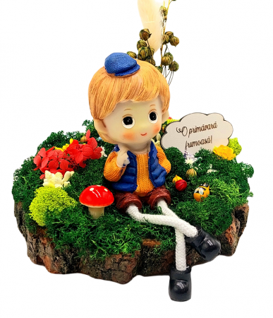 Decoratiune Primavara realizata pe felie de lemn, accesorizata cu licheni stabilizati, decoratiuni si figurina Baietel, 19x14 cm [0]