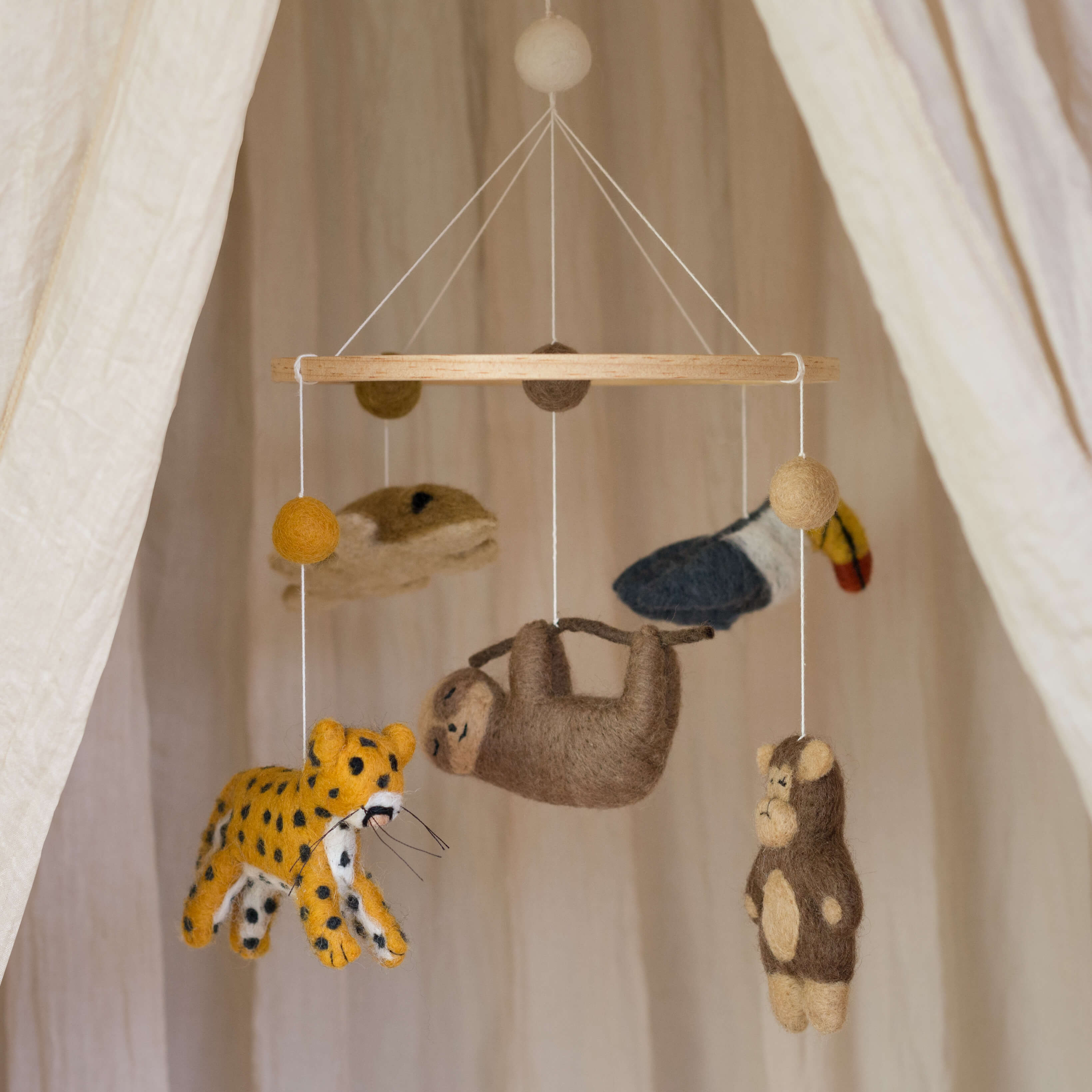 Carusel decorativ patut bebelusi cu animale din jungla Jungle