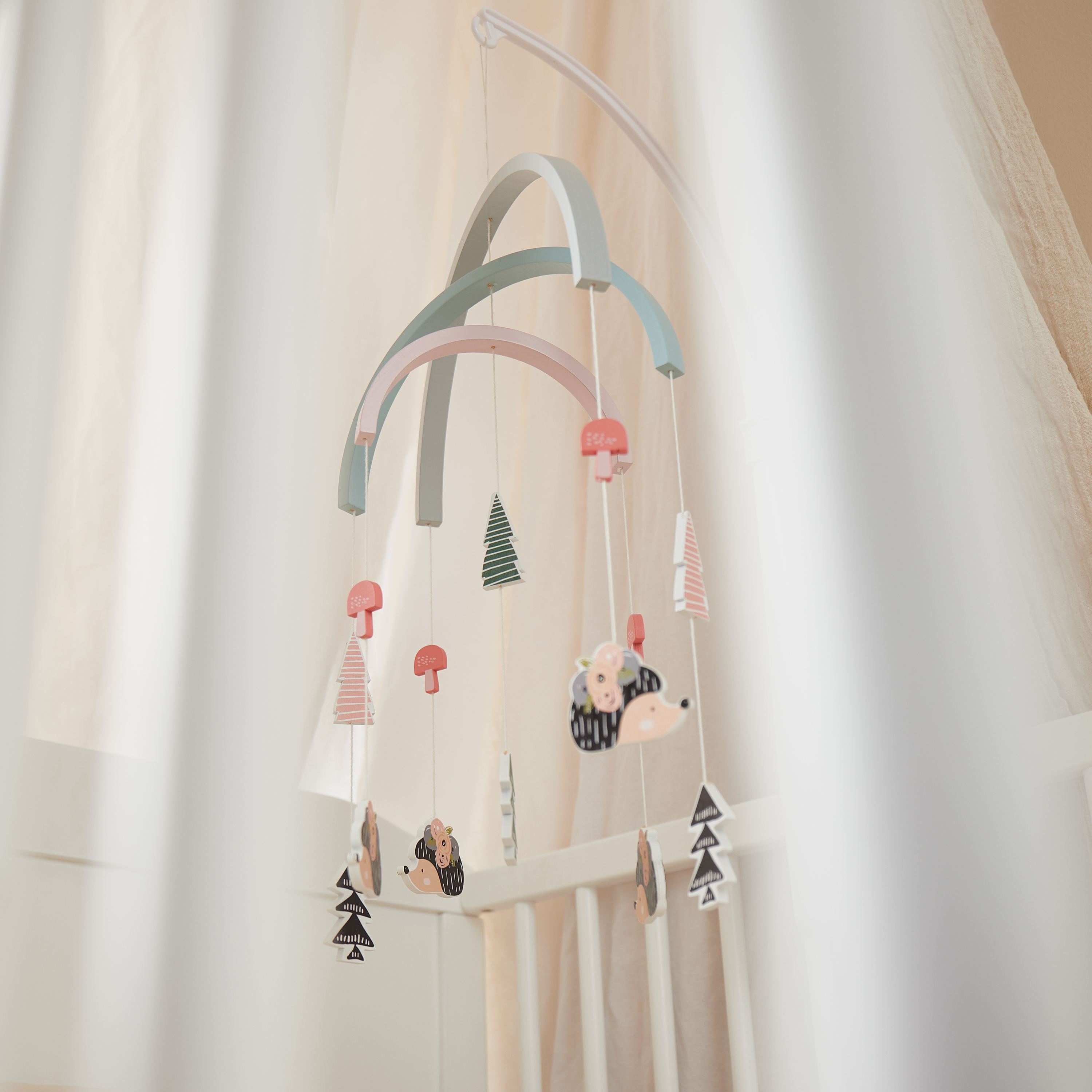 Carusel din lemn pentru pătuț bebeluși Bieco cu arici și elemente din natură