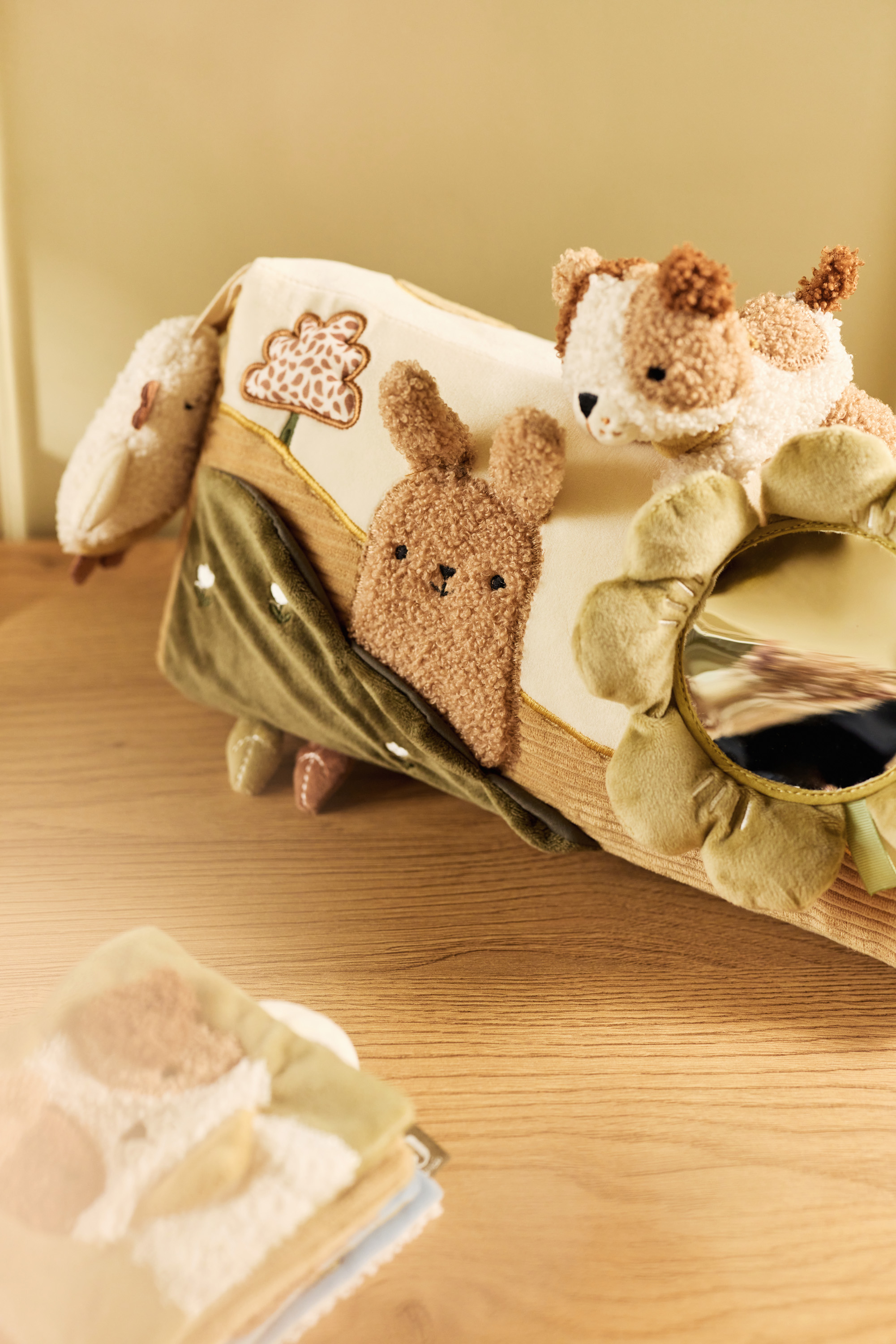 Jucărie senzorială din pluș Tiny Park Jollein, ideală pentru dezvoltarea bebelușulu