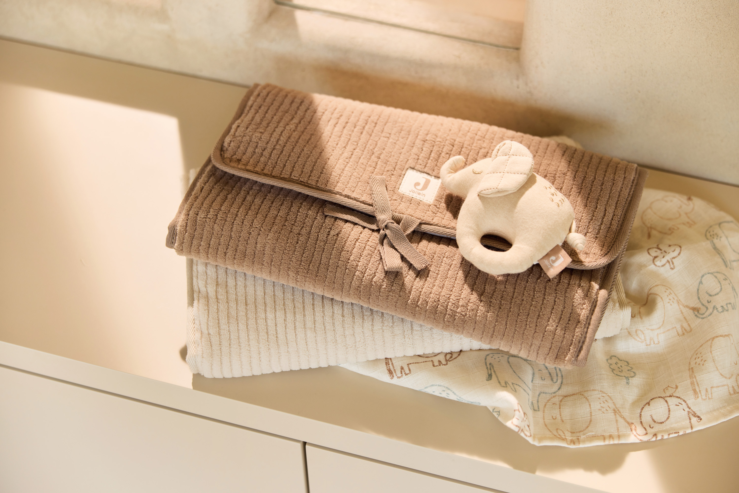 Salteluță de schimbat bebeluși Cloudy Rib Milky Coffee Jollein, design pliabil