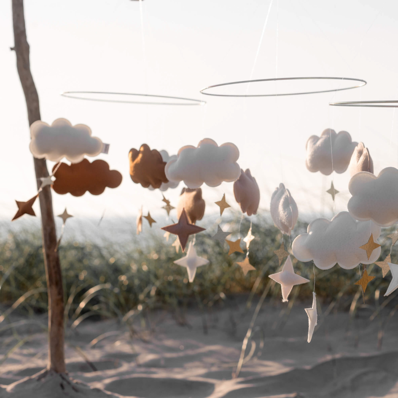 Carusel decorativ pentru pătuț bebeluși cu norișori din fetru Fantasy Clouds -Natural Camel [4]