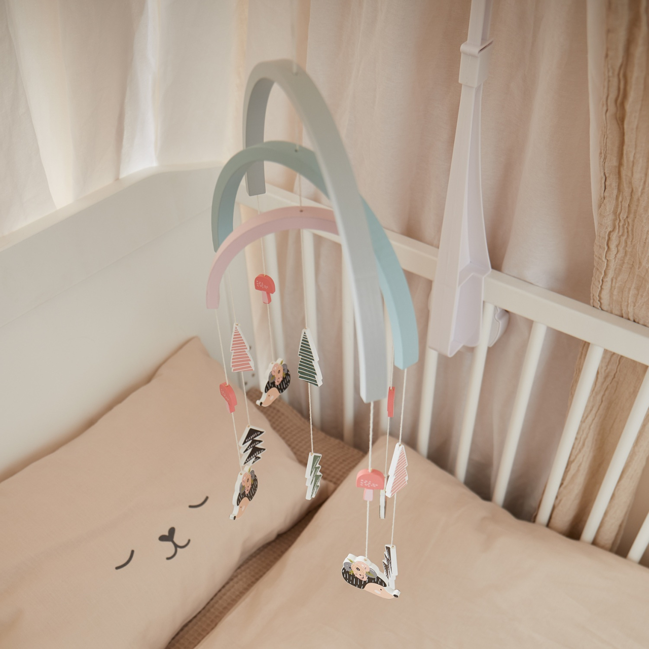 Carusel din lemn pentru pătuț bebeluși Bieco cu arici și elemente din natură [7]