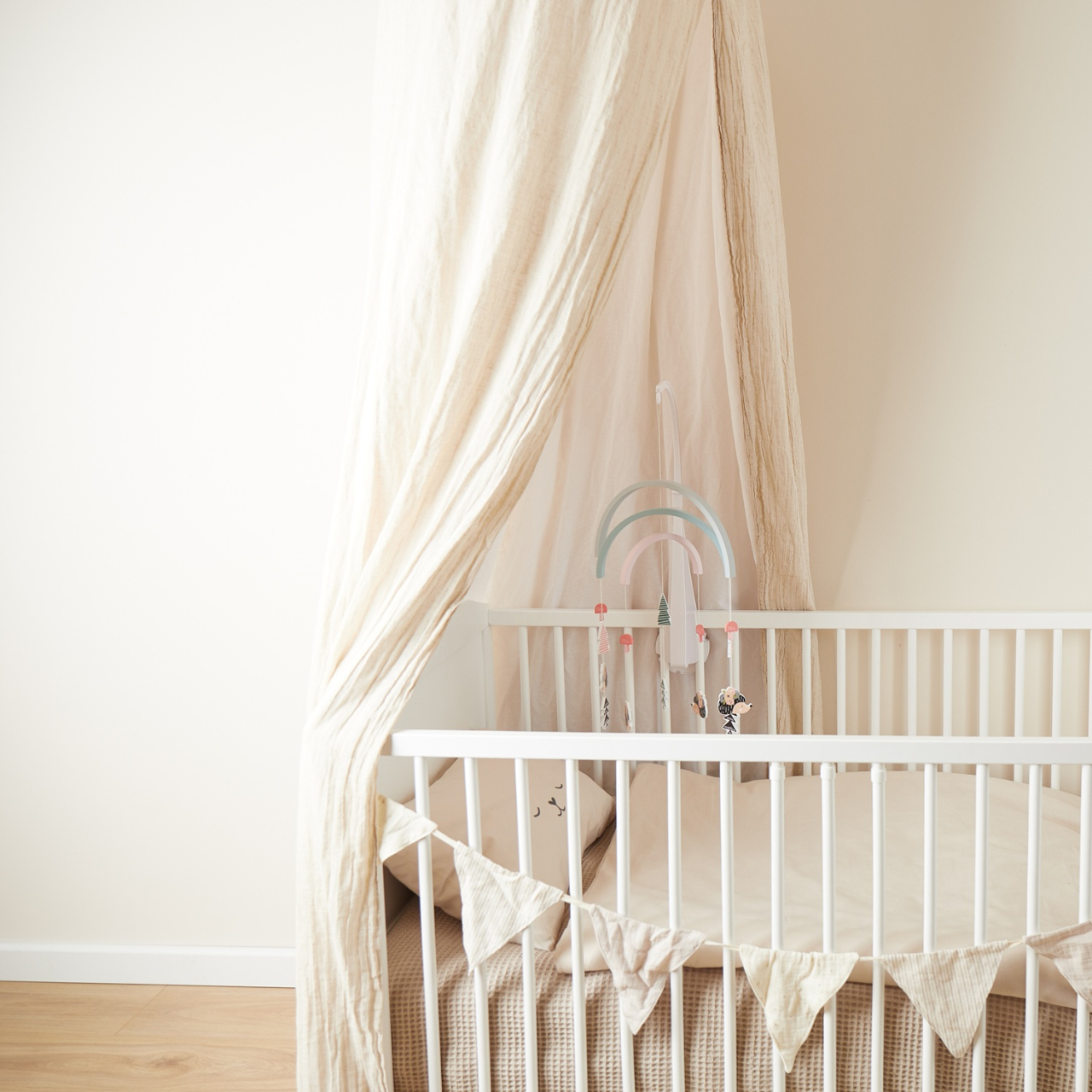 Carusel din lemn pentru pătuț bebeluși Bieco cu arici și elemente din natură [5]