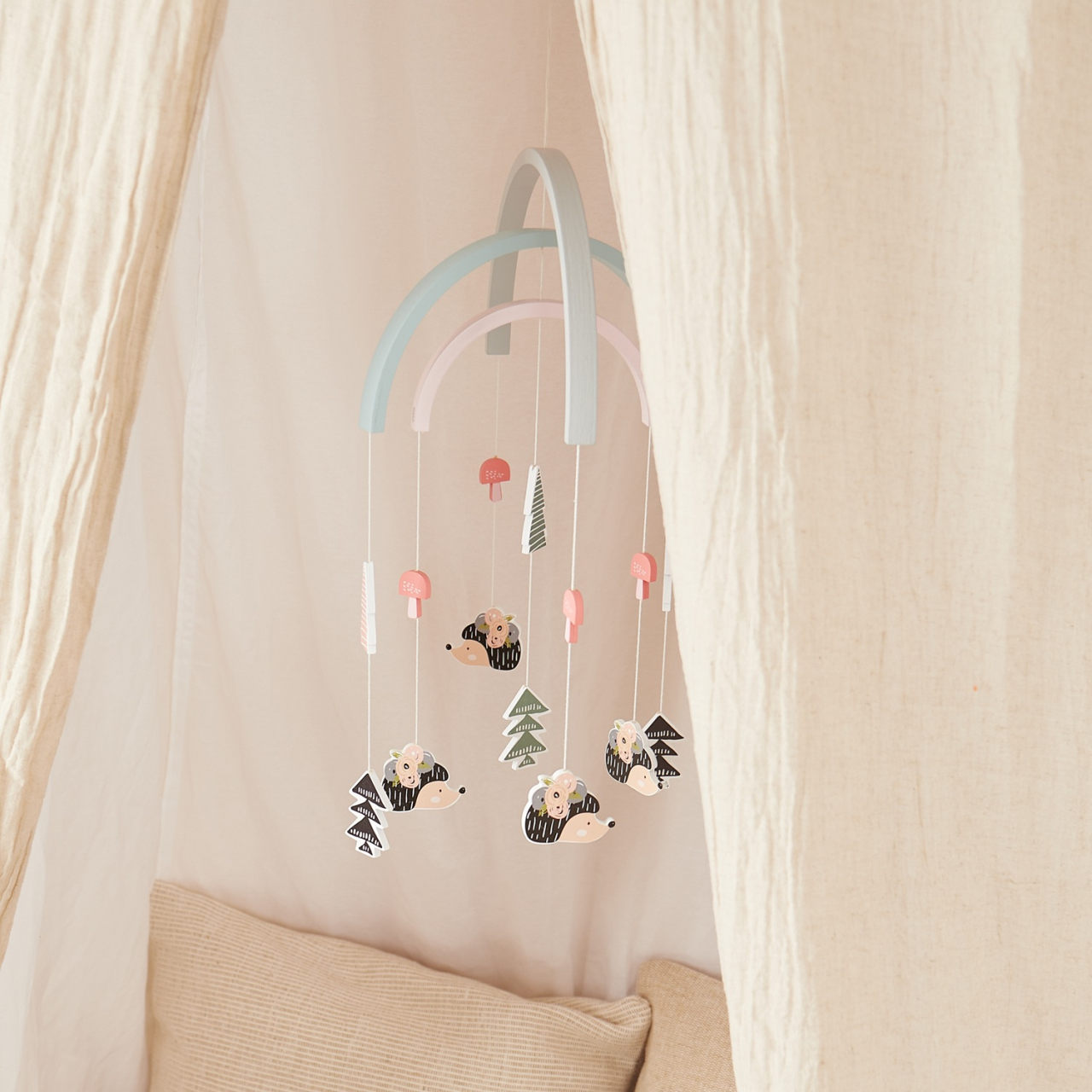 Carusel din lemn pentru pătuț bebeluși Bieco cu arici și elemente din natură [8]