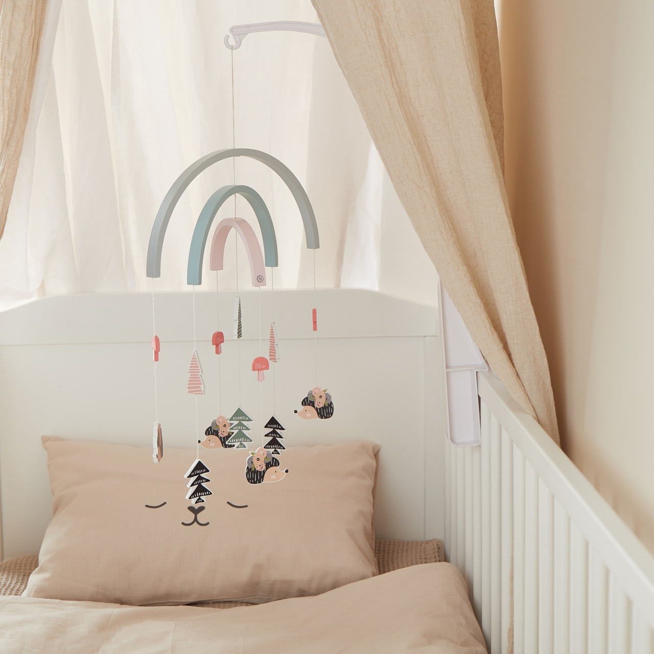 Carusel din lemn pentru pătuț bebeluși Bieco cu arici și elemente din natură [4]