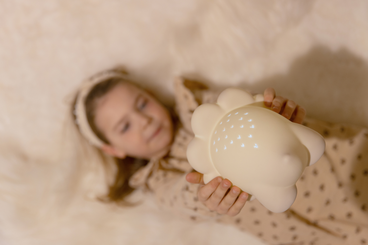 Lampă de veghe cu proiector Juliette Dino Sand – Atelier Pierre Junior [13]