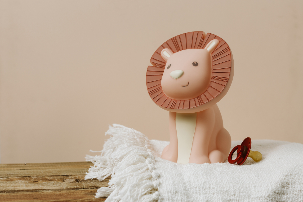Lampă de veghe reîncărcabilă leu Hakuna Lion Magnolia – Atelier Pierre Junior [5]