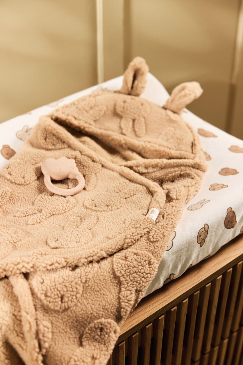 Păturică pentru înfășat bebeluși cu glugă bej Miffy Jacquard Teddy Biscuit Jollein [7]
