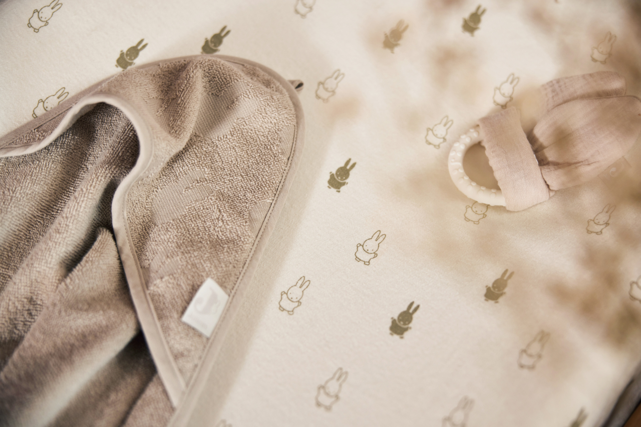 Prosop bebeluși cu glugă din bumbac terry 75x75 cm Miffy Jacquard Nougat Jollein [6]
