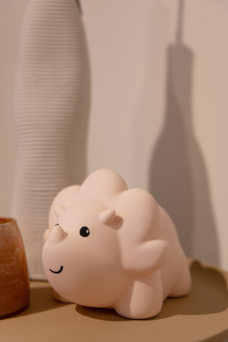 Lampă de veghe cu proiector Juliette Dino Fuzzy Pink – Atelier Pierre Junior [2]