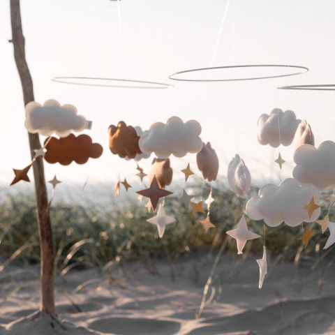 Carusel decorativ pentru pătuț bebeluși cu norișori din fetru Fantasy Clouds -Natural Camel [3]