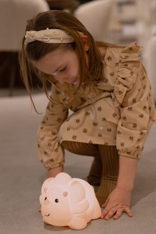 Lampă de veghe cu proiector Juliette Dino Fuzzy Pink – Atelier Pierre Junior [7]
