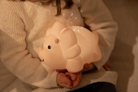 Lampă de veghe cu proiector Juliette Dino Fuzzy Pink – Atelier Pierre Junior [8]