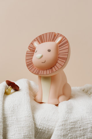 Lampă de veghe reîncărcabilă leu Hakuna Lion Magnolia – Atelier Pierre Junior [1]