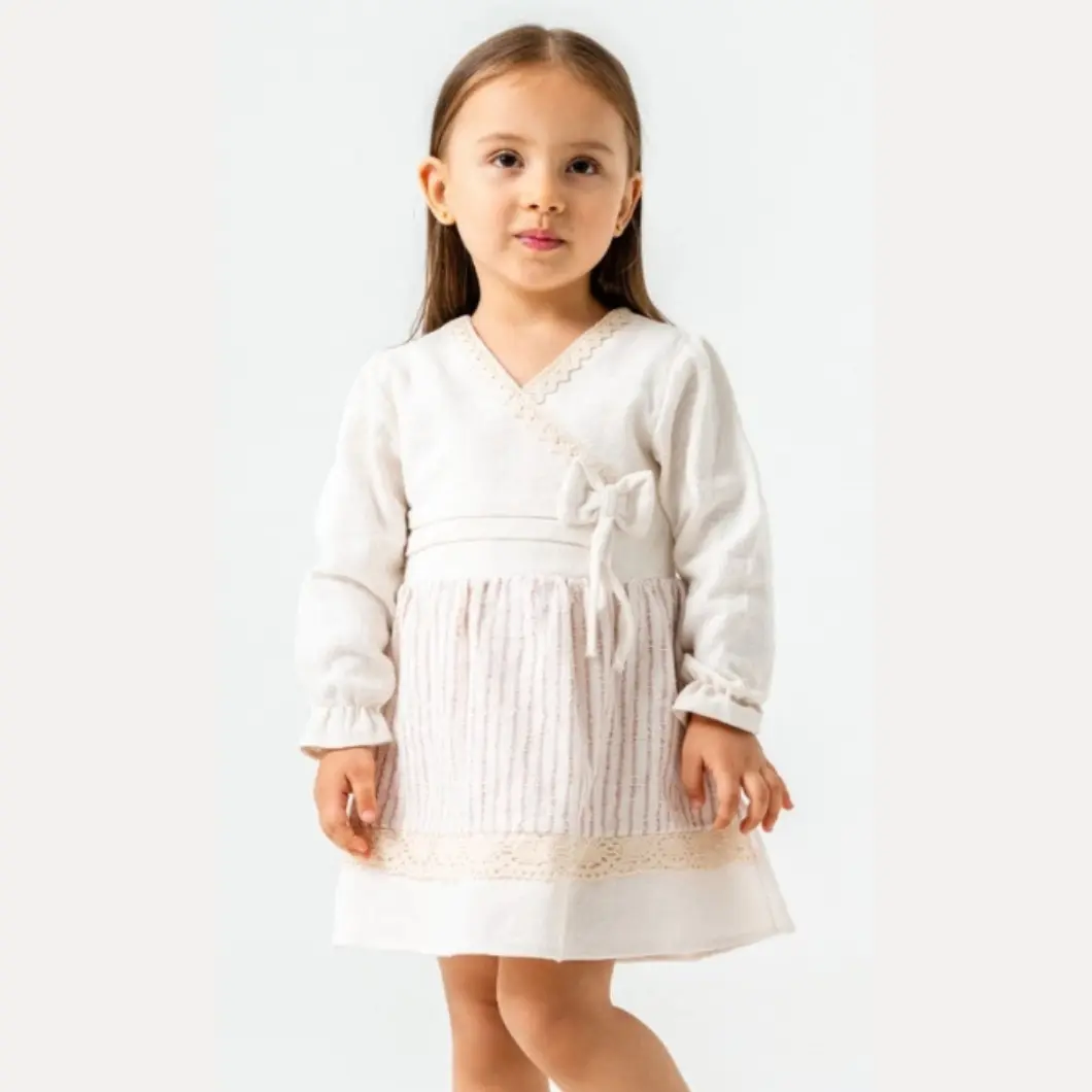 Rochiță din In Fetițe – Design Petrecut și Dantelă Delicată