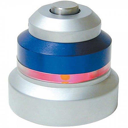 Dispozitiv de centrare cu indicator luminos si baza magnetica [0]