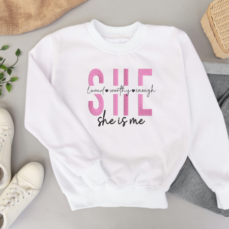 Hanorace brodate - Hanorac damă alb cu mesaj motivațional brodat– "She is me"