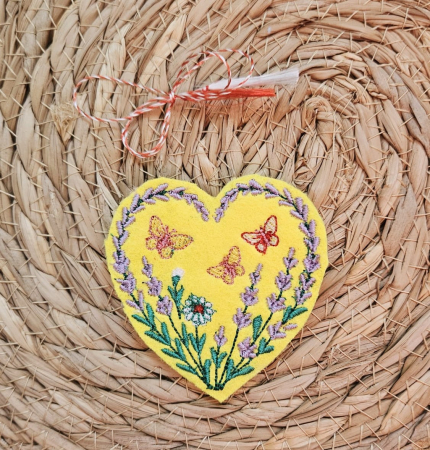 Martisoare - Martisor brosa inimioara lavanda si flori de camp