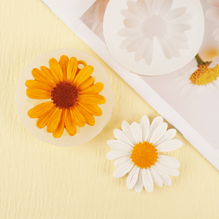 Matrita de silicon, Milmatt, Model Crizantema cu orificiu, pentru lumanari, 72 x 72 x 18 mm [1]