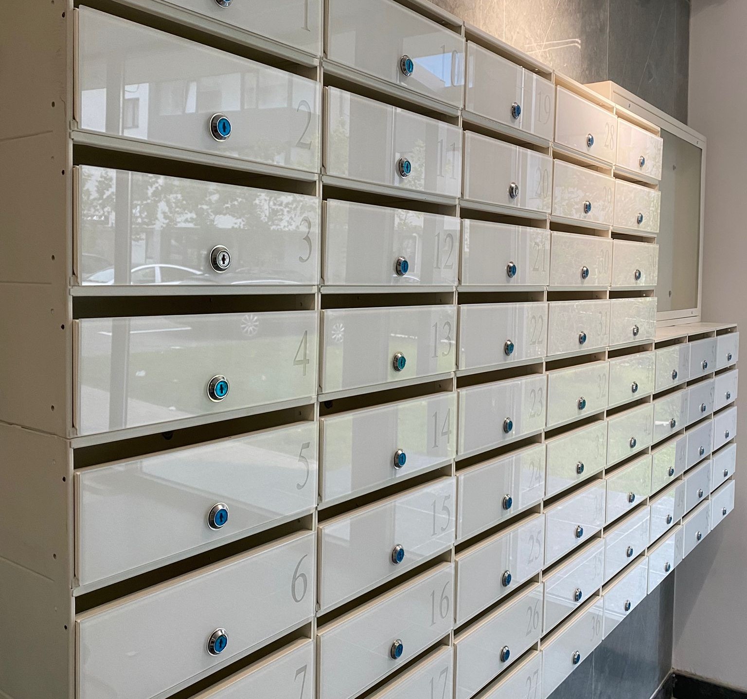 📬 Cutiile poștale – detaliul esențial care face diferența în holul unui bloc modern