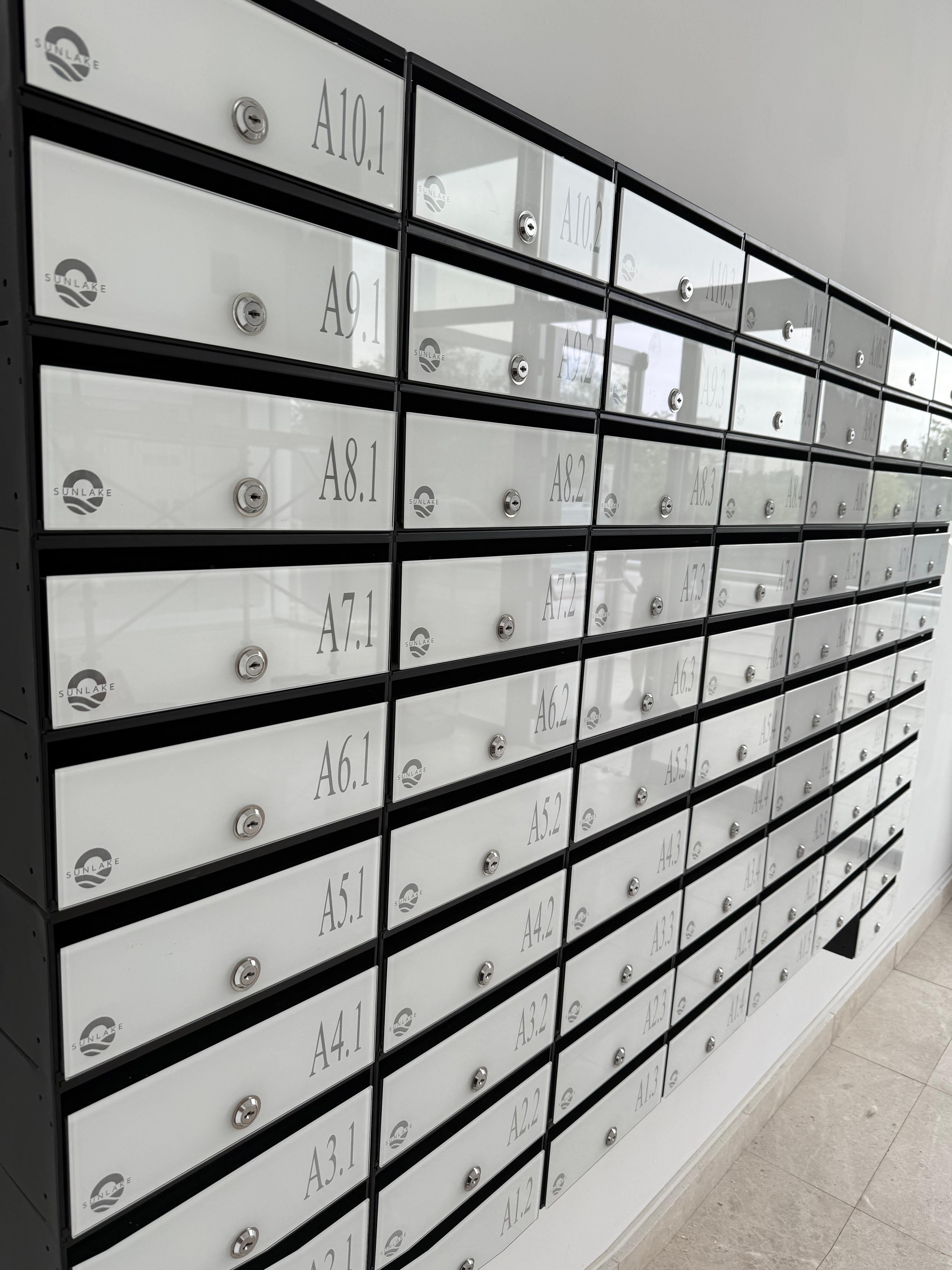 Cutiile poștale cu sticla Lacobel, numerotare sablată și logo personalizat – detaliul care definește un ansamblu modern