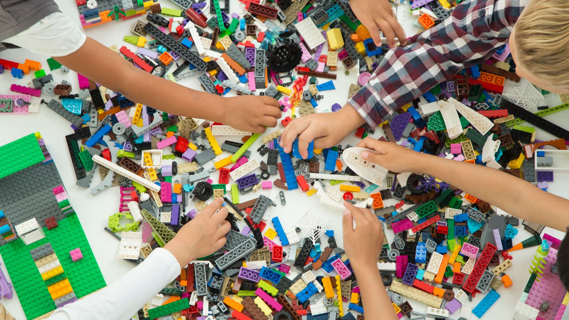 Cum a aparut LEGO si care este istoria acestuia?