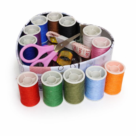 Casă si grădină - Set de cusut complet în cutie metalică inimă – accesorii esențiale pentru reparații rapide