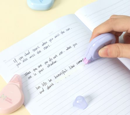 Bandă Corectoare 5mm x 5m Macaron DELI – Corecturi rapide, curate și precise [1]