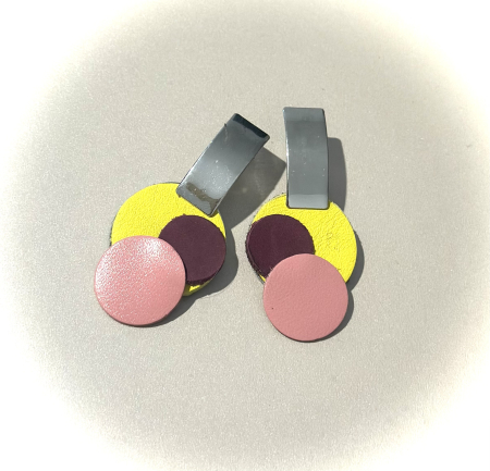 Cercei din piele naturala - Cercei în nuanțe jucăușe și bază argintie