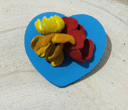 Broșe din piele naturala - Brosa inima cu flori mici