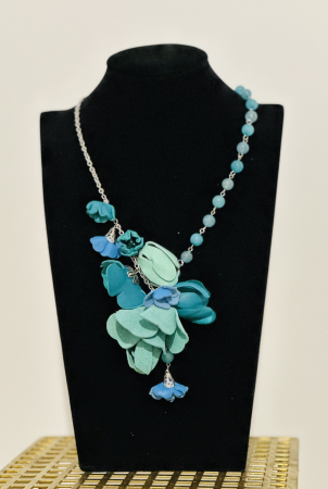 Coliere din piele naturala - Colier în nuanțe de turcoaz  cu pietre semiprețioase