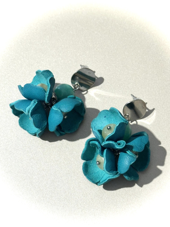 Cercei din piele naturala - Cercei flori mici turcoaz