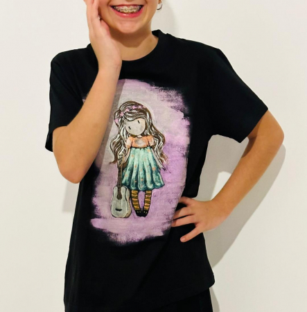 Tricouri pictate manual - Model Fetita cu chitara