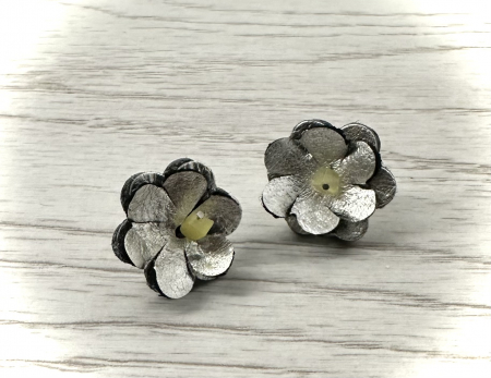 Cercei din piele naturala - “Un strop de culoare” floare argintie