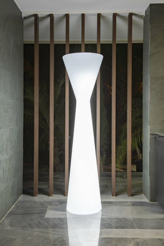 Produse - Lampă de Podea Konika 45,5x45,5x170 cm, Polietilen Alb, Protecție IP65 - New Garden