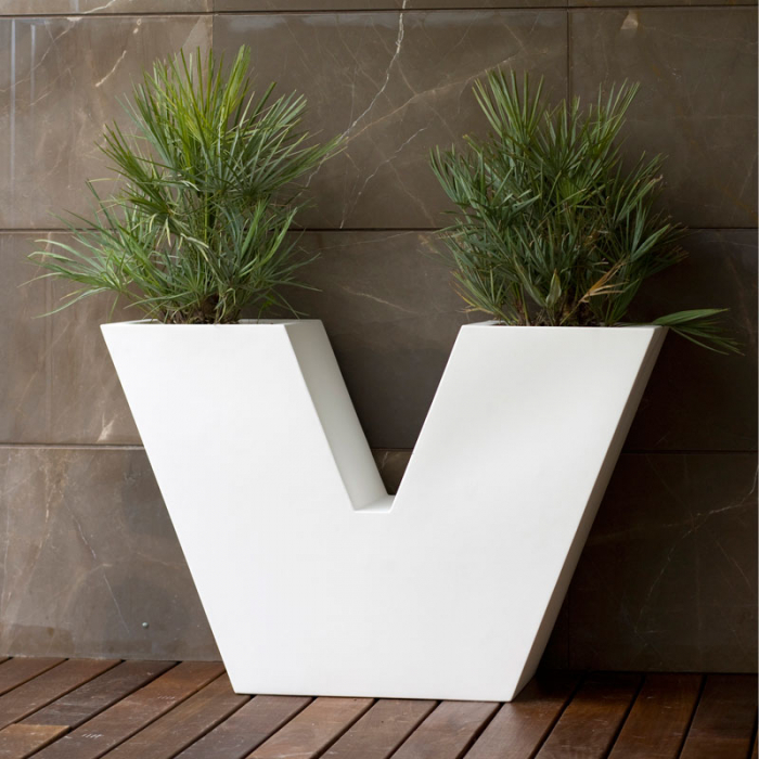 Jardiniera decorativa LED in forma de „V” Uve 120x40x80 cm, design modern premium, 43340A - Vondom [5]