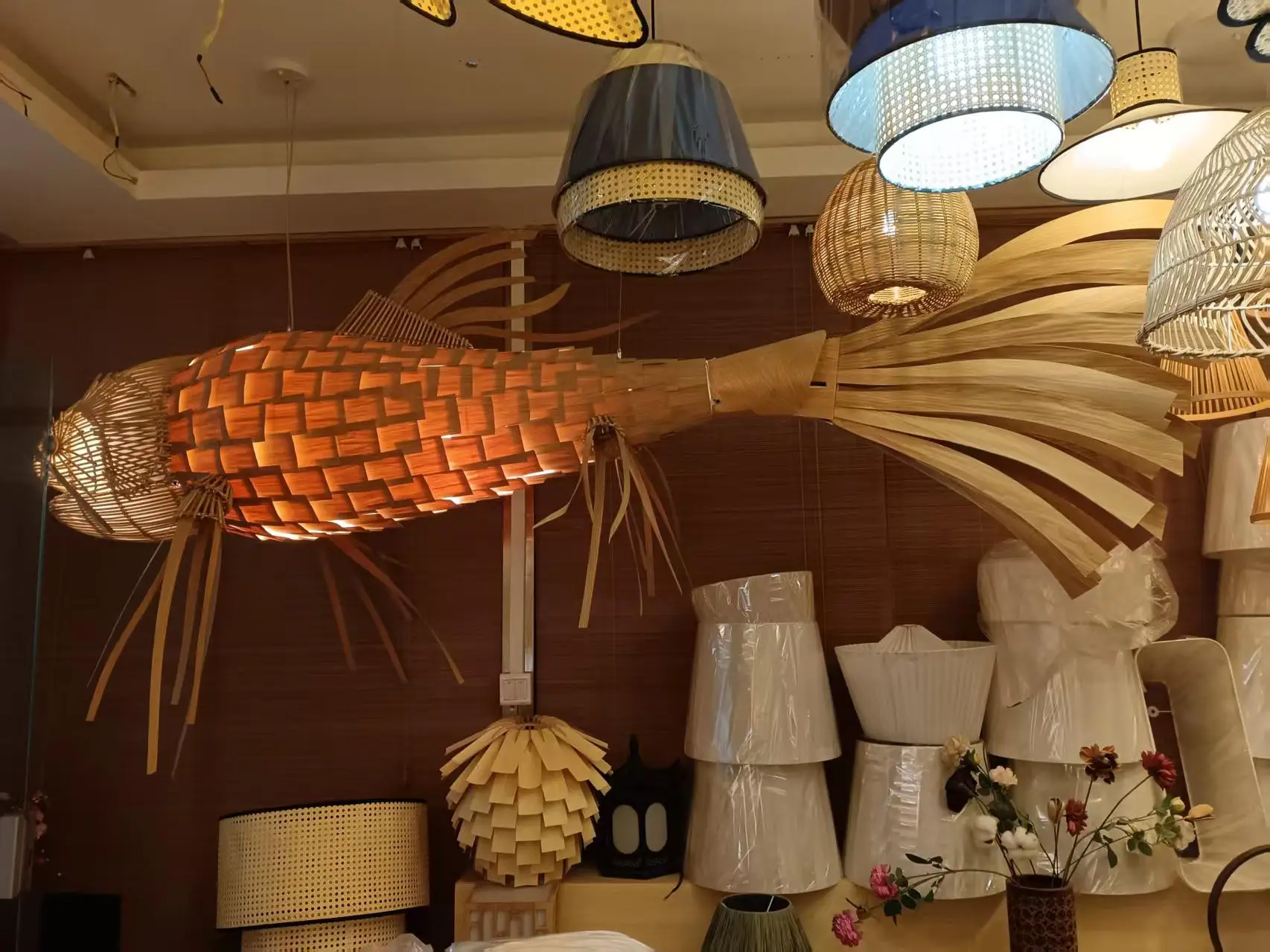 Koi – Candelabru sculptural pește koi, lemn natural, LED, diverse dimensiuni [6]