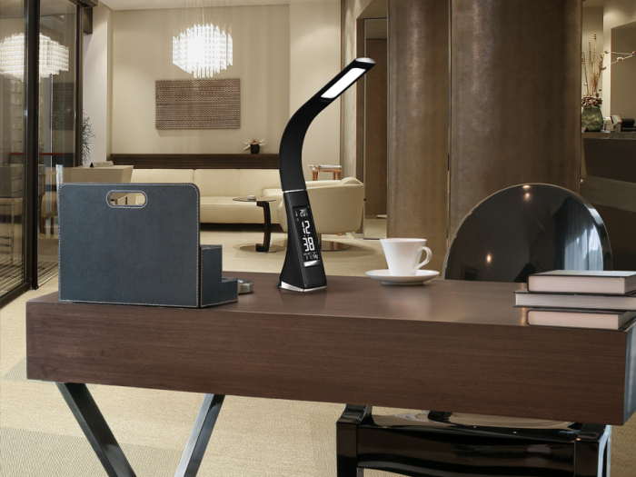 Lampa de masa LED neagra flexibila Arian, din ABS si cauciuc, intensitate reglabila, ecran cu ceas, 468227 - Schuller [4]