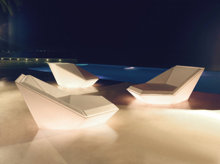 Pat sezlong premium pentru gradina/piscina Faz 180x180 cm forma geometrica moderna, iluminare LED, 54086 - Vondom [7]