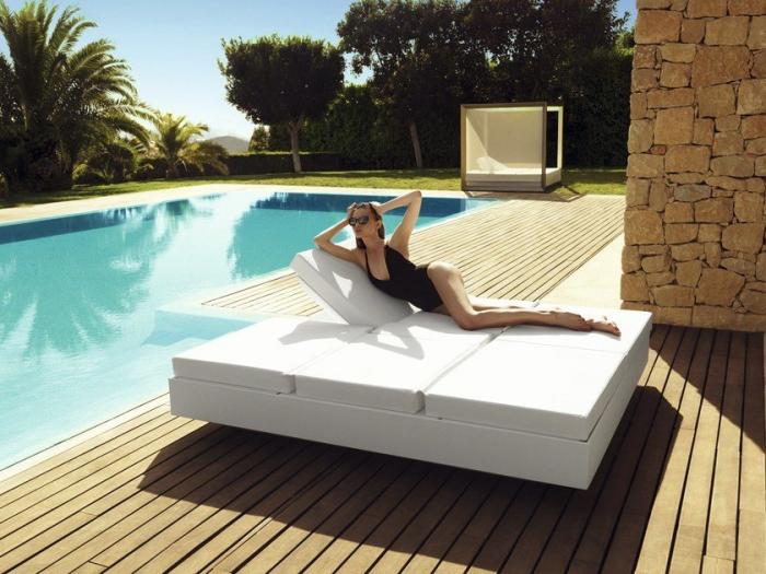 Pat sezlong premium pentru piscina/gradina Vela 200x180 cm tapitat cu 4 spatare rabatabile, iluminare LED optionala, 54104 - Vondom [5]