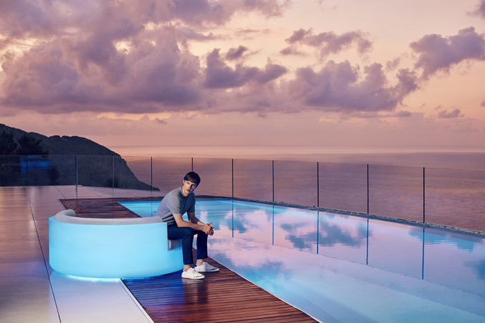 Pat sezlong rotund pentru exterior Ulm Ø180 cm cu spatar inalt si iluminare LED, 54182 - Vondom [7]