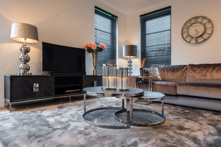 Comoda TV lux neagra cu 4 usi Geral, 185/200/220 cm, din stejar cu baza si manere otel inoxidabil auriu/argintiu/alama, 7374 - Richmond Interiors [5]